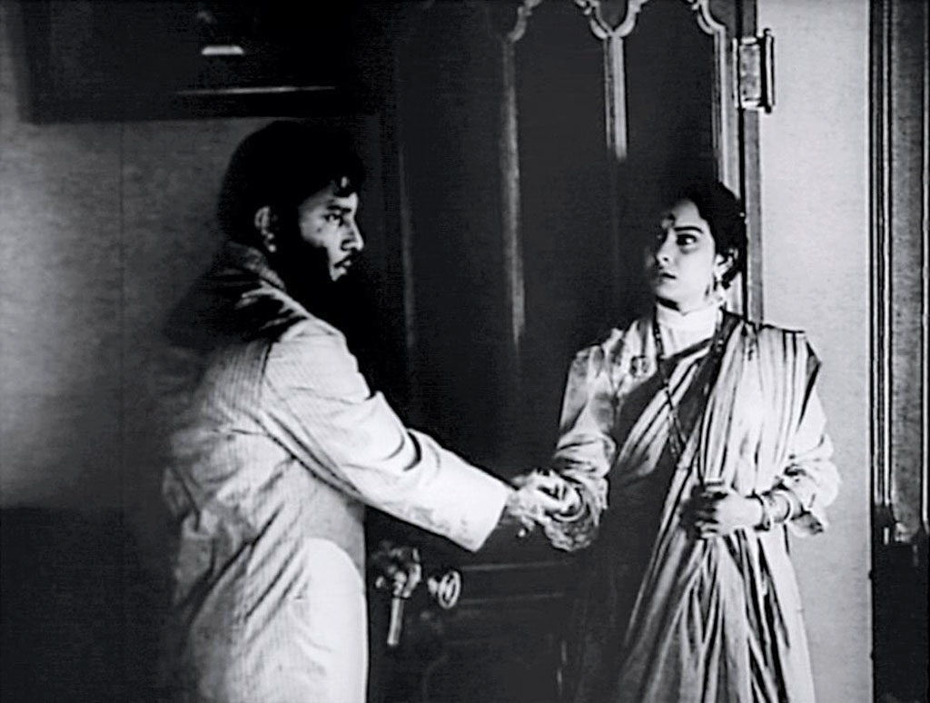 Charulata, the final scene