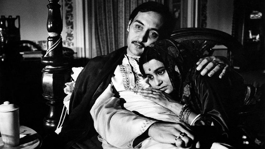 Nikhil (Victor Banerjee) and Bimala (Swatilekha Chatterjee)