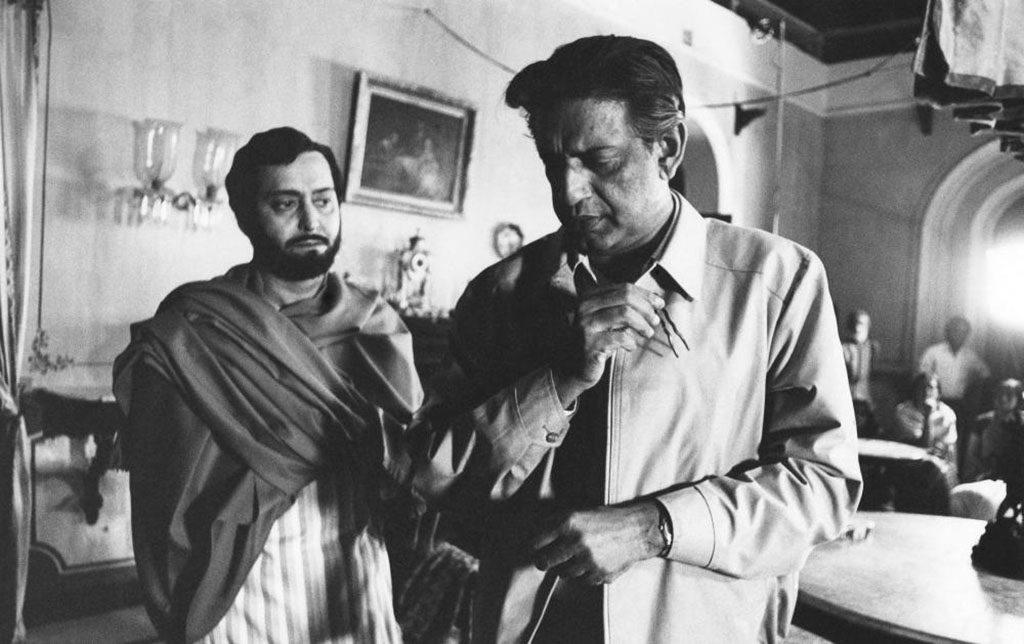 THE HOME AND THE WORLD, (aka GHARE-BAIRE), from left: Soumitra Chatterjee, writer/director Satyajit Ray, on set, 1984.