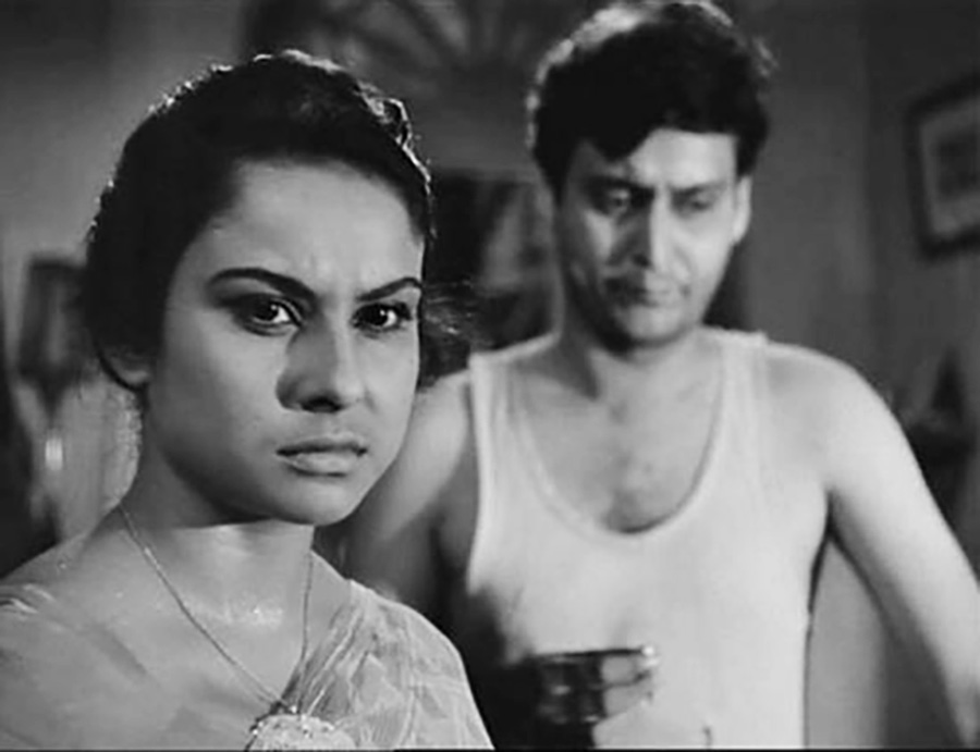 Karuna (Madhabi Mukherjee) and Amitabha Roy (Soumitra Chatterjee), Kapurush