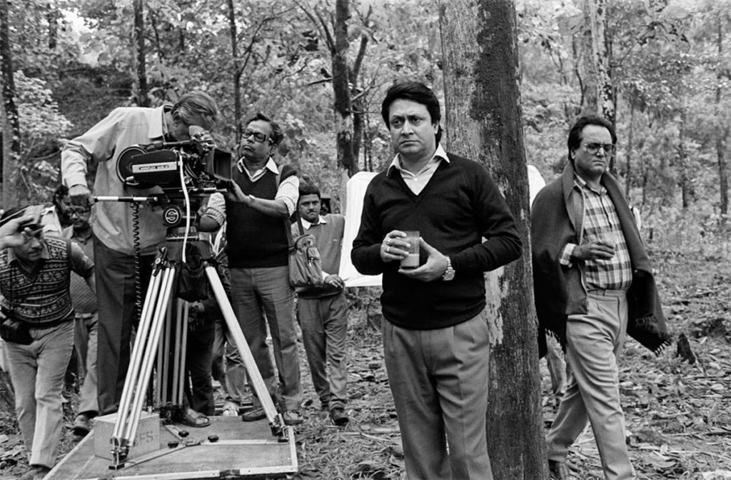 Ray behind the camera during filming of the picnic scene ©Nemai Ghosh