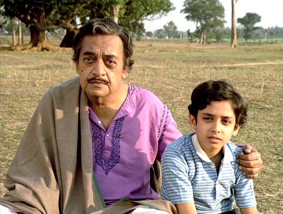 Manomohan Mitra (Utpal Dutt) and Anila's son