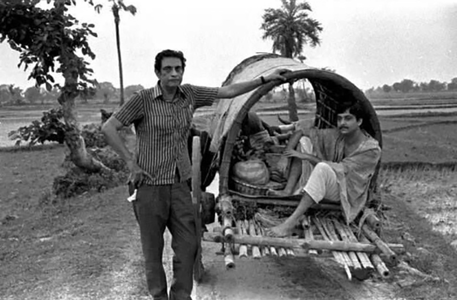 Satyajit Ray directing Soumitra Chatterjee in “Distant Thunder” ©Nemai Ghosh